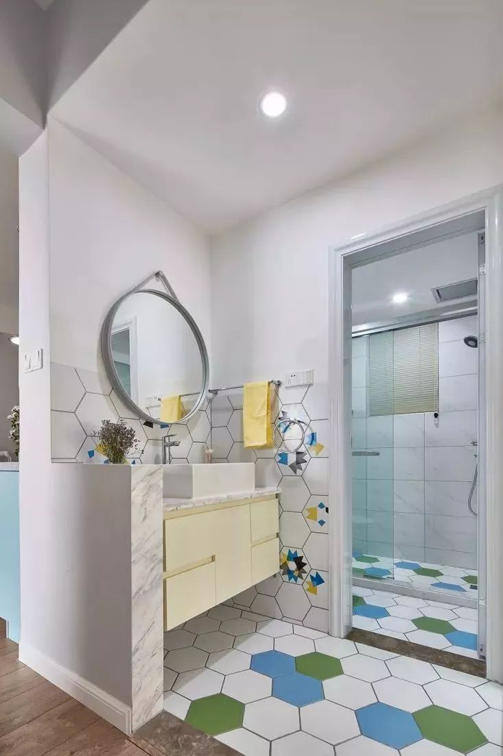 洗手台外置区域也可以选择和卫生间内部做相同的设计,毕竟这里还是有