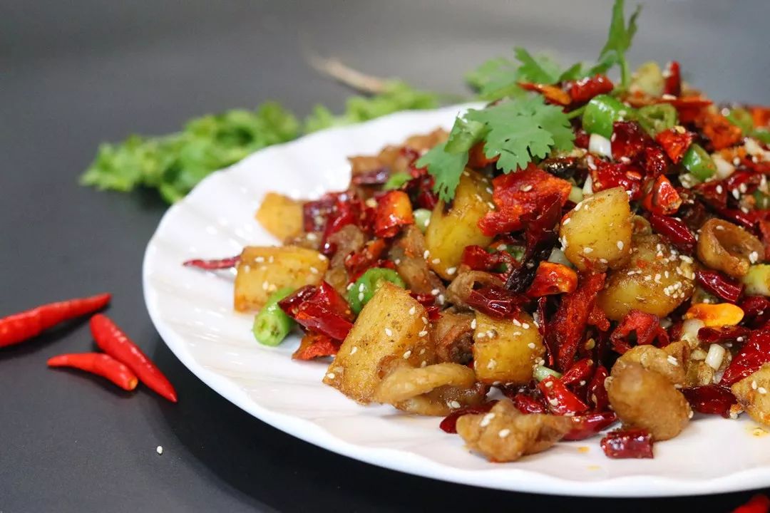 一节一节的肥肠加上一大把辣椒花椒粒,小火慢煸味道慢慢变香,酥脆麻辣