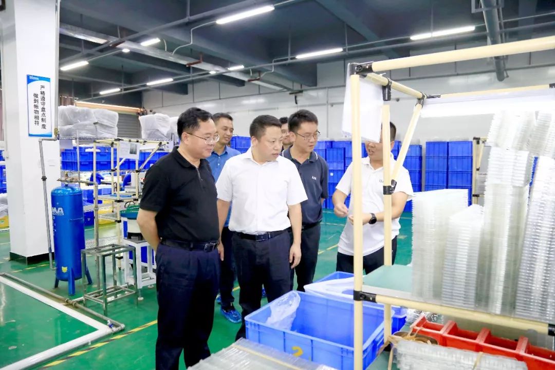 李锦林陪同深圳客商在周江电子信息产业园考察