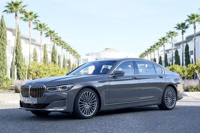 西安宝马730租一天多少钱 奔驰S320更好-图1