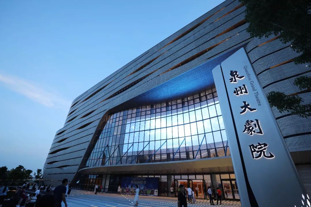 泉州大剧院是泉州新地标"四朵花瓣"中的一朵,是一个综合性,专业性的