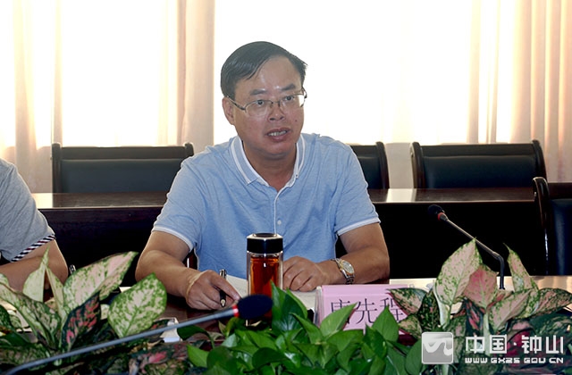 图为县委书记唐先程耐心与来访群众协调沟通需要解决的问题图为开心一