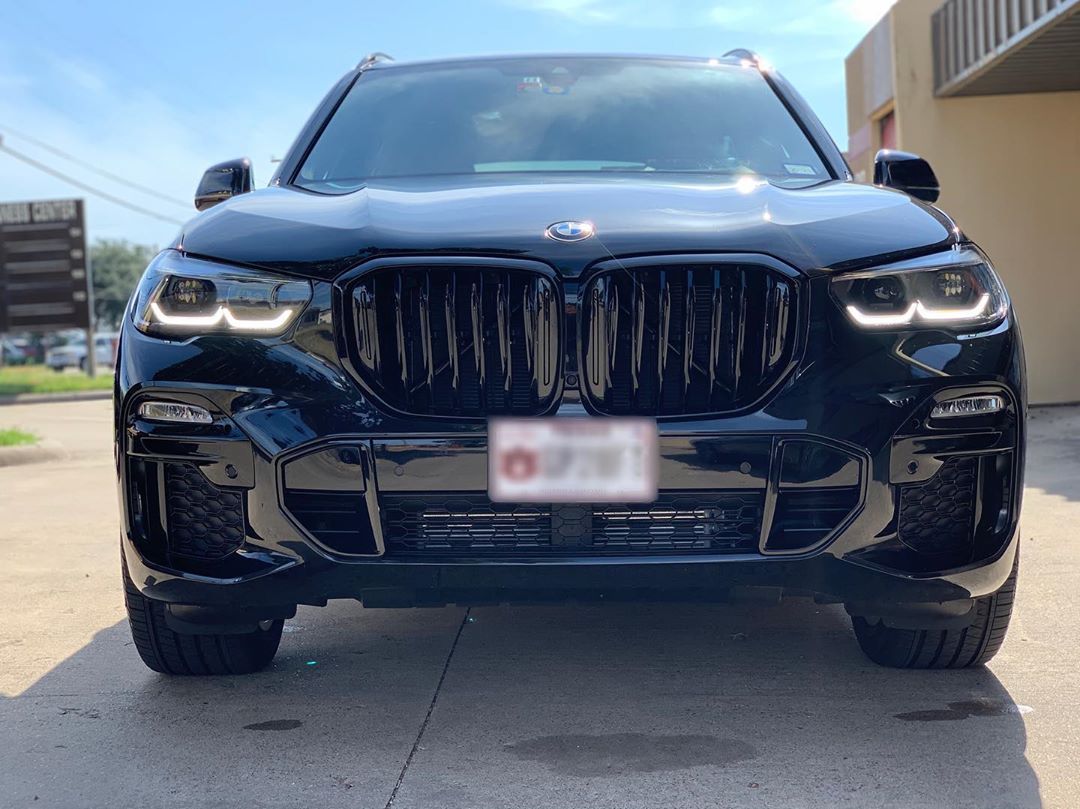 宝马x5海外实车街拍全黑的风格