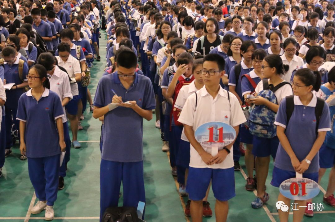 江门一中蓝精灵校服将成历史一组老照片回顾这抹红蓝