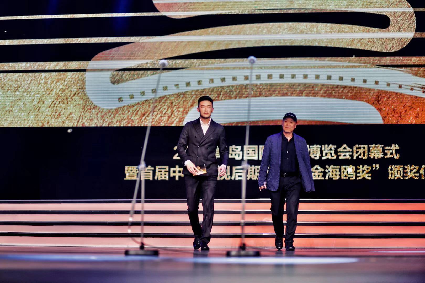 李虹辰担任金海鸥奖颁奖礼颁奖嘉宾雅致西装显绅士风范