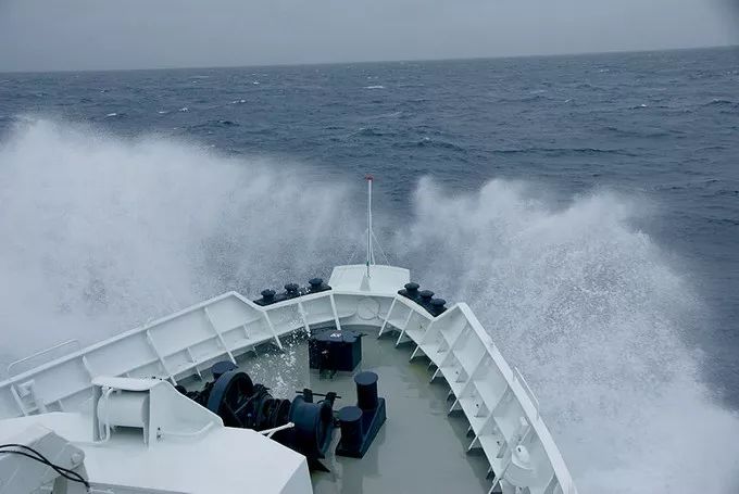 进入南极海域,可以 参加海鸟观测调查,或帮助收集沿途的的盐度样本和