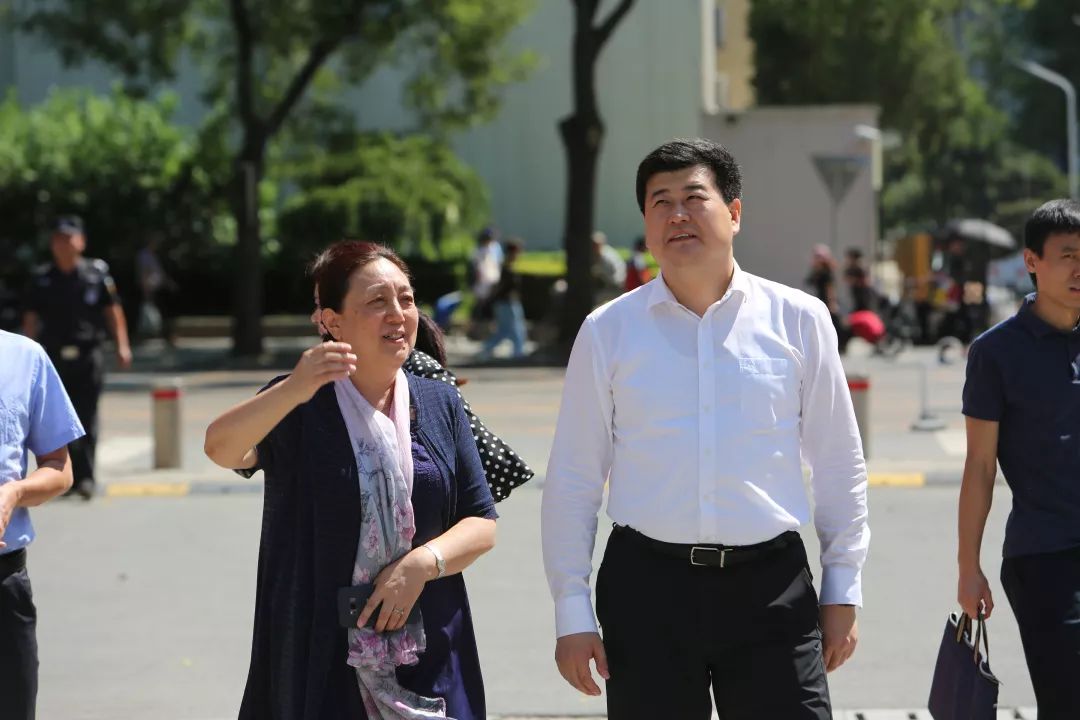 海淀区副区长张若冰到五一小学走访调研