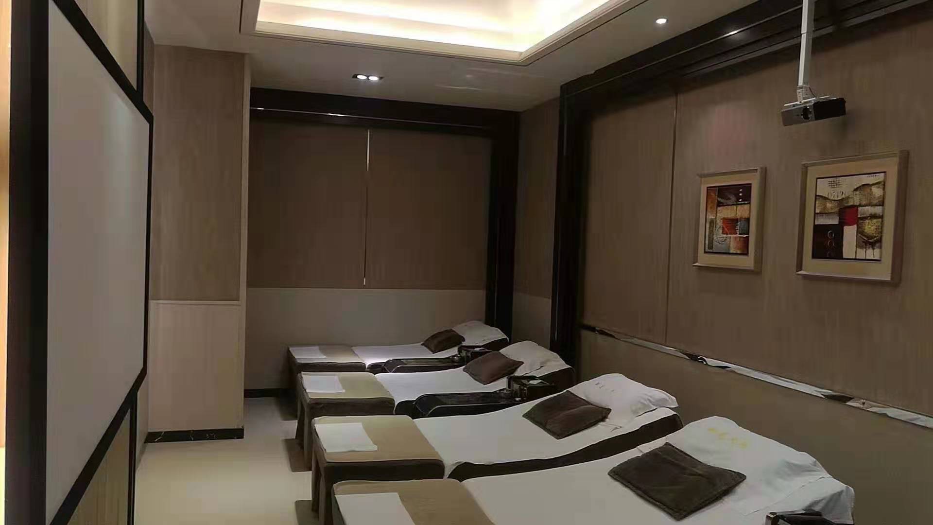 朋友普通足浴按摩店变成主题影院足浴按摩店火了小生意也要有创意