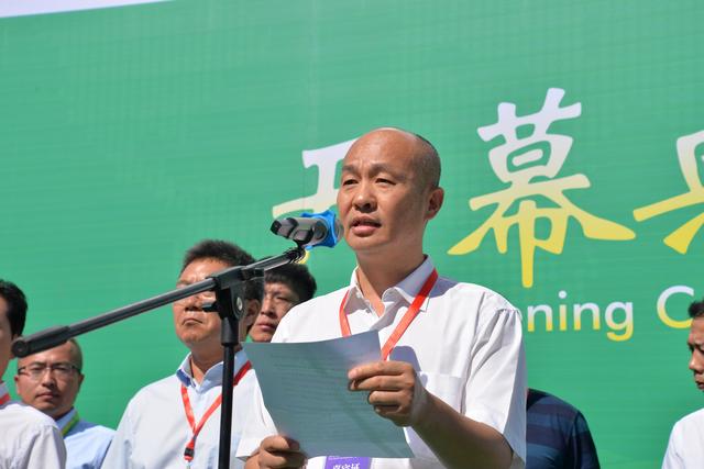 开幕式上,中国农业展览协会秘书长刘德雄,中国农业展览协会综合部主任