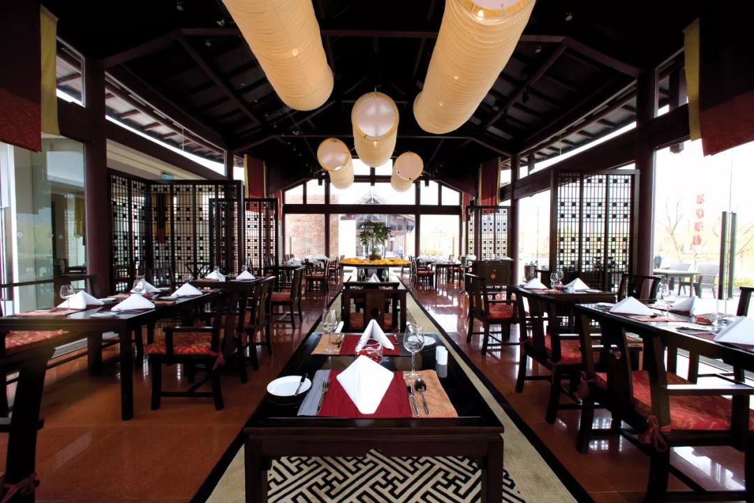 丽江悦榕庄只有两个餐厅——白云中餐厅和明月云南菜餐厅.