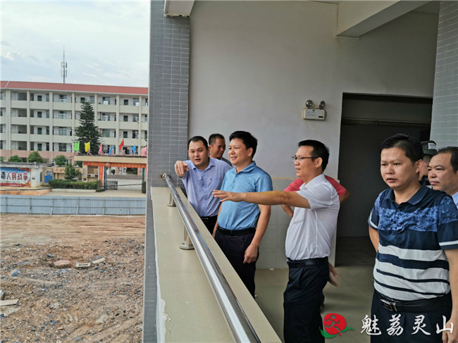8月29日,灵山县长刘钦到新建成的灵城第四中学检查指导学校工作,要求
