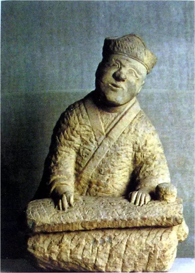 出土的东汉弹琴乐俑,出现了一种形体似瑟,尾部琴面装一弦枘的新形制.