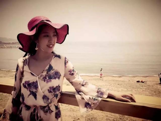 小珂1988年生,北京人.著有长篇小说《丁香香满城》.