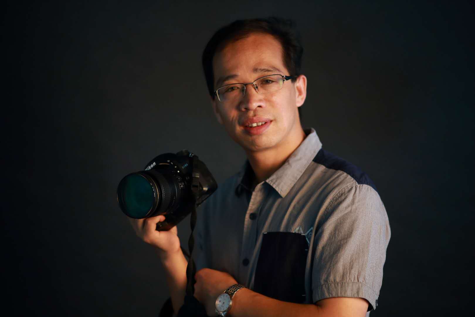 原创沙子流淌成金明月照耀赤心读张耀月向物而生有感