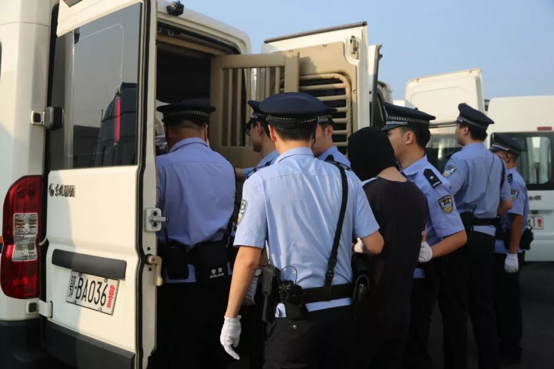 阳新五里湖以柯某某为首的黑社会性质组织18人坐上了被告席