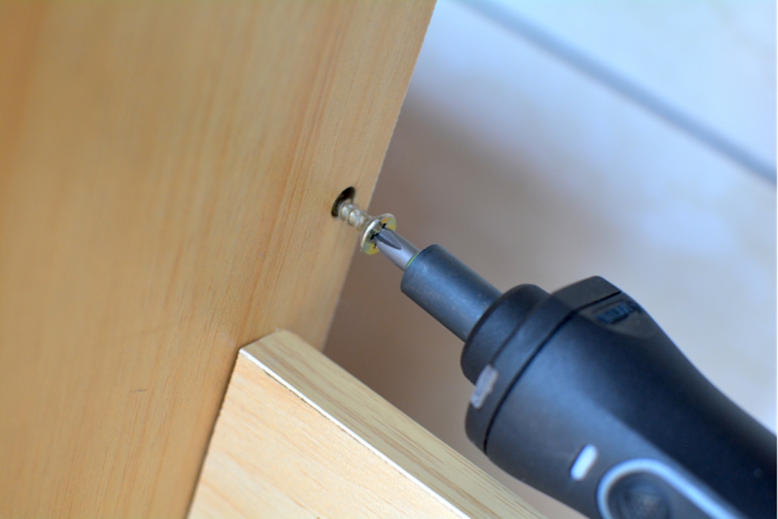 电助力螺丝刀安装门柜螺丝,梅花刀头磁性很好,轻松就能吸附起螺丝妹 