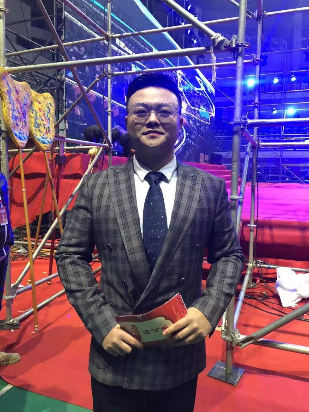 大家期待的女儿节演唱会明晚开唱,猜猜主持人是谁?_广元