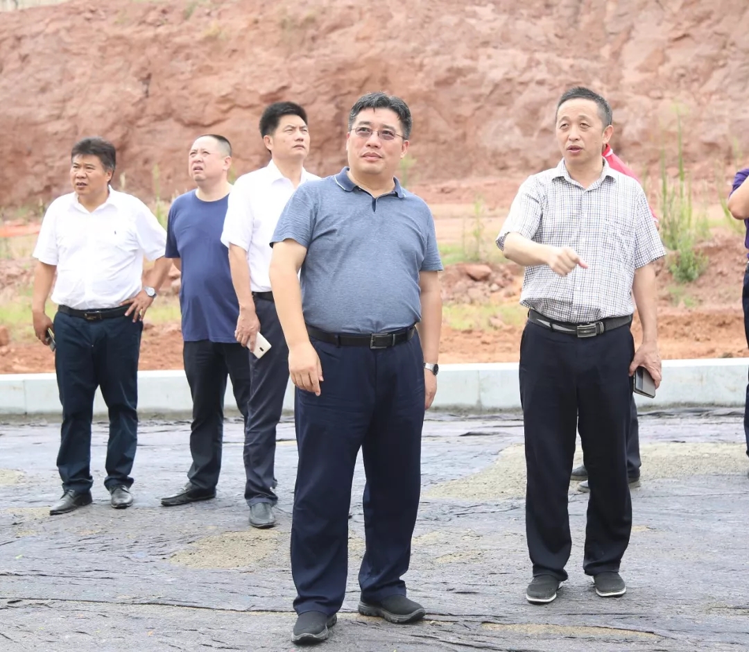 饶清华到横峰中学新校区调研