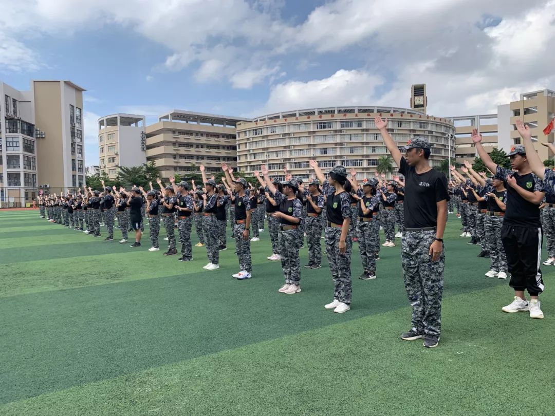 全体参训同学还进行了原地间科目展示,脱帽戴帽,军歌礼仪操表演.