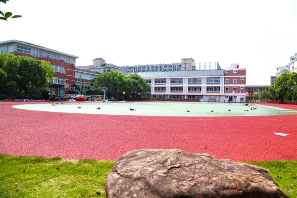 博平小学博平小学位于大碶街道学苑路,原规模为24班小学