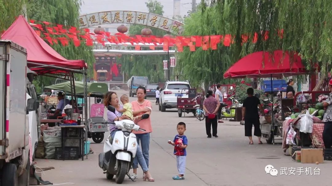 新村庄与普阳钢厂仅相隔五公里之遥,钢厂通往发电厂的管道就从本村