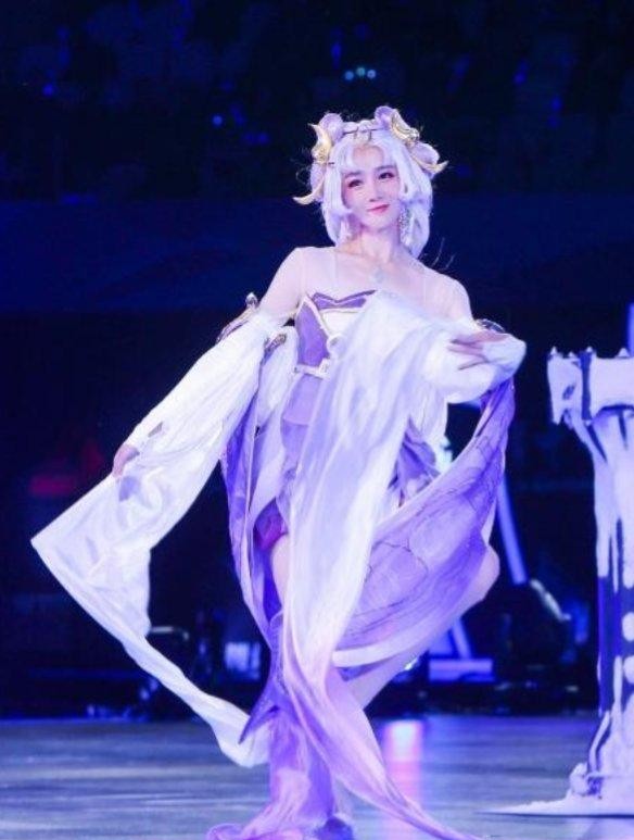 陈小纭cos王者荣耀嫦娥舞姿美如画中仙网友最美嫦娥