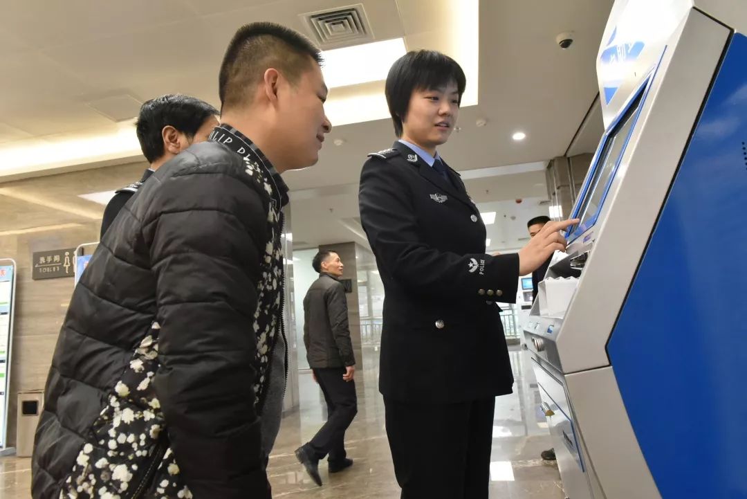 百变女警胡瑶巾帼风采不让须眉