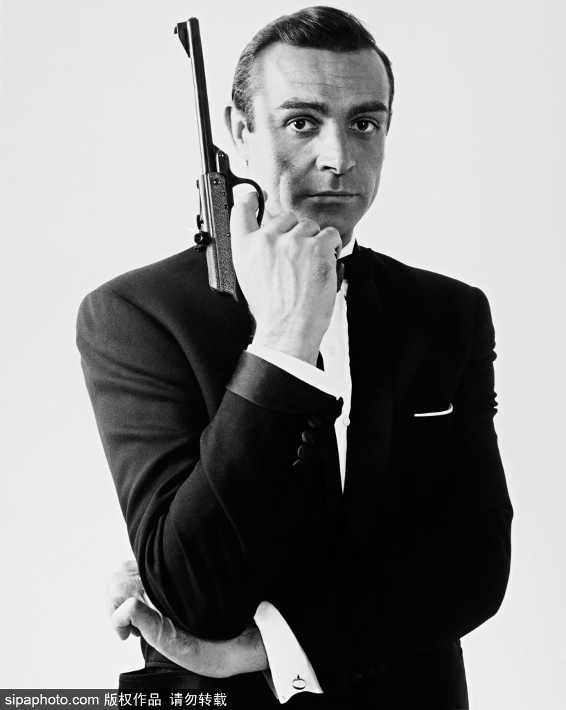 首位007扮演者已经岁可是他帅气持枪的动作我们还没忘 搜狐大视野 搜狐新闻