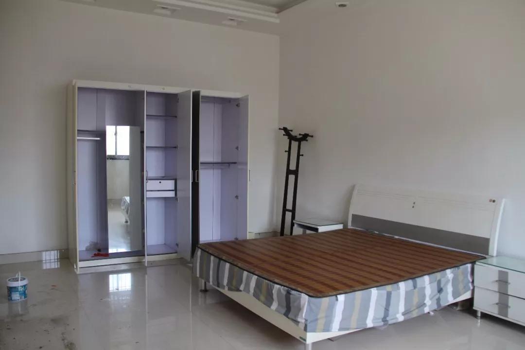 腾空后的房间对大门换锁,执行干警张贴封条直至下午1点多,执行干警才