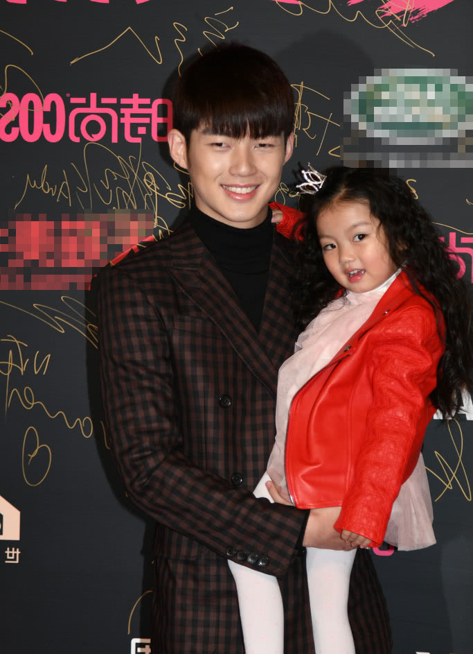 阿拉蕾红衣甜笑萌翻,独享萌爸董力臂弯