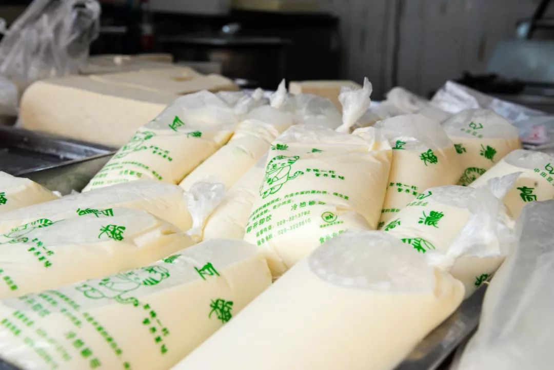 水乡的豆浆特别醇厚,因为原料黄豆都是精挑细选的.