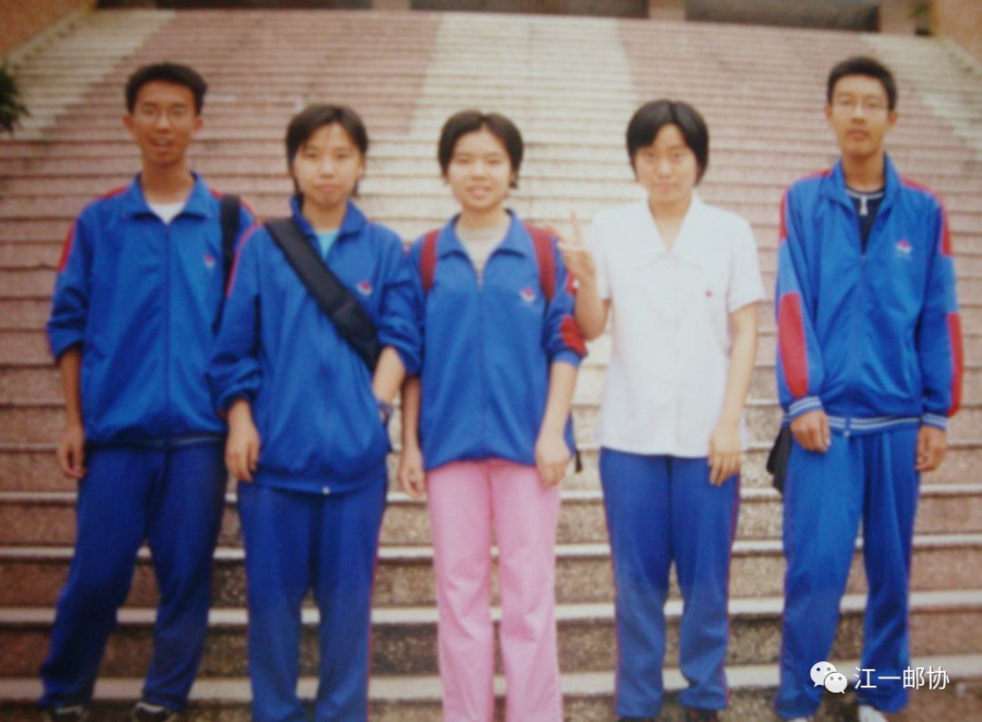 江门一中蓝精灵校服将成历史一组老照片回顾这抹红蓝