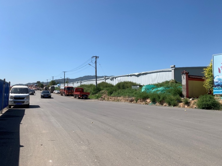 东北角,周边有石铜路,南二环西延线,青龙山大道,绕城高速,上庄大街,西