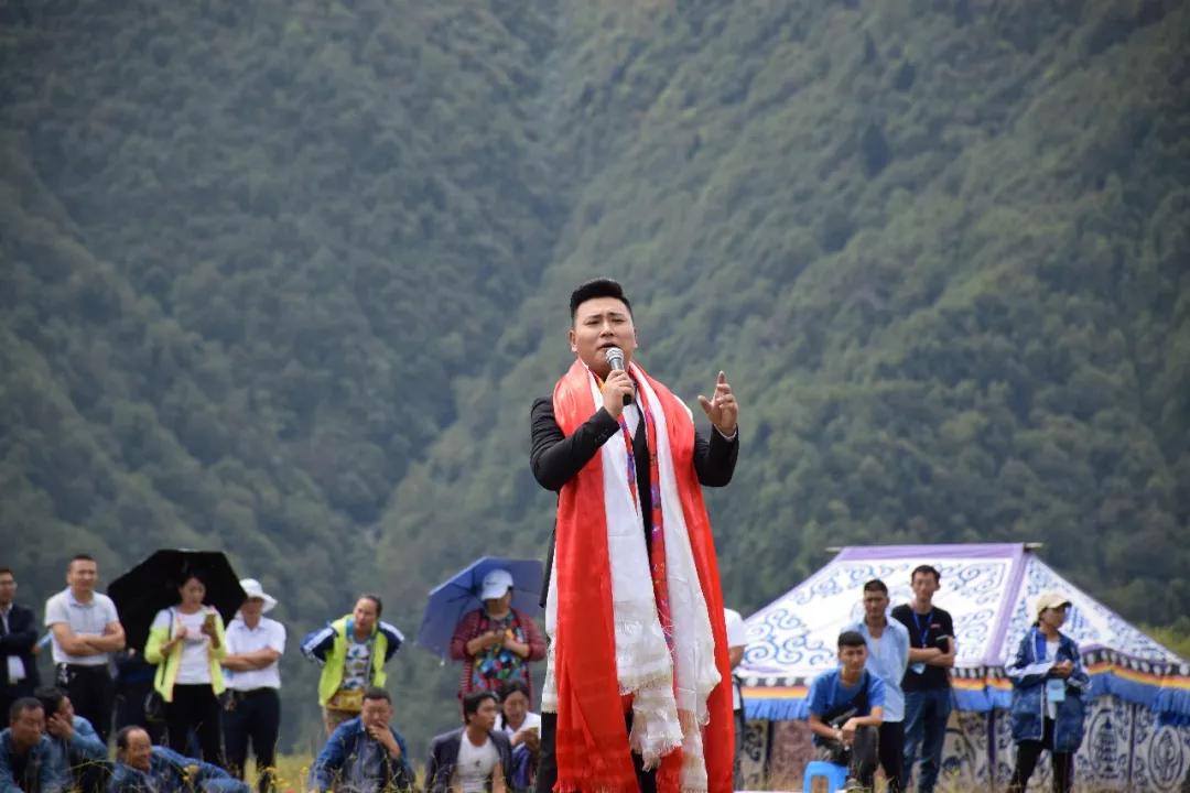 让男女老少乐起来,歌声如潮情似海,欢乐中国汇成海;舟曲籍歌手年才让