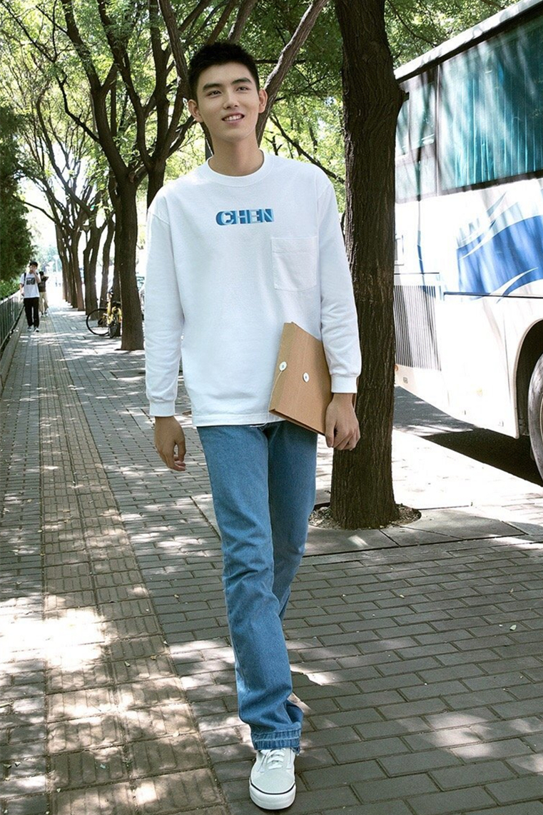 陈飞宇北电新生报到卫衣搭配牛仔裤清爽帅气穿成19岁少年典范