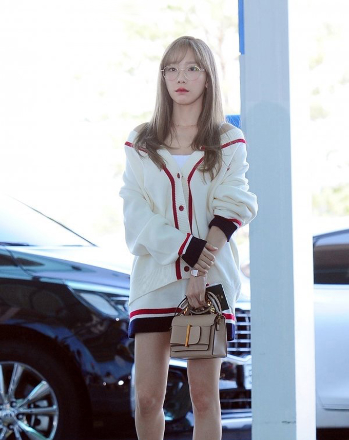 金泰妍仁川机场近照呆萌的泰古好可爱戴个眼镜跟田鸡似的