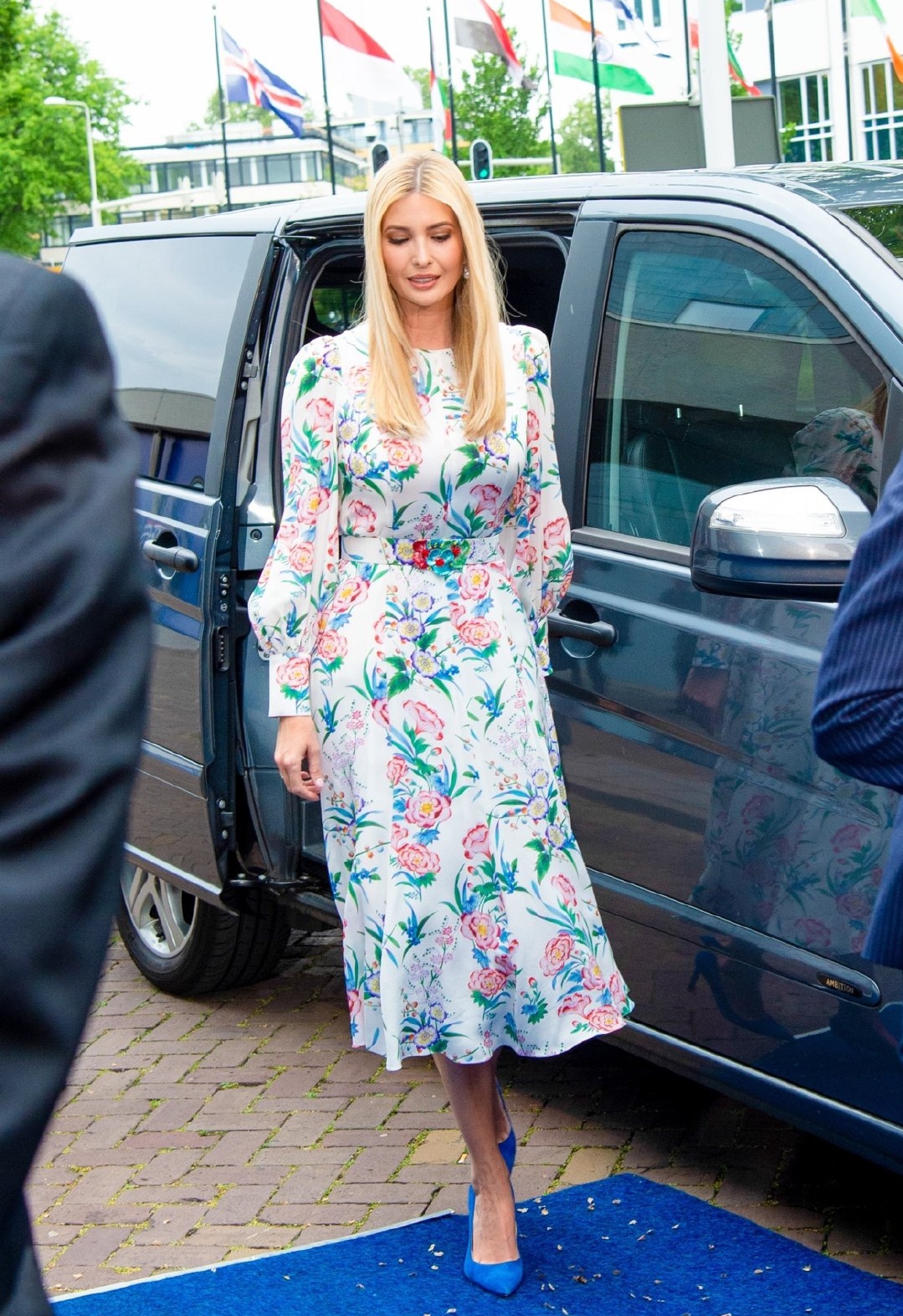 这一次伊万卡现身活动,服装的穿搭依旧是简单又有范,小编发现伊万卡很