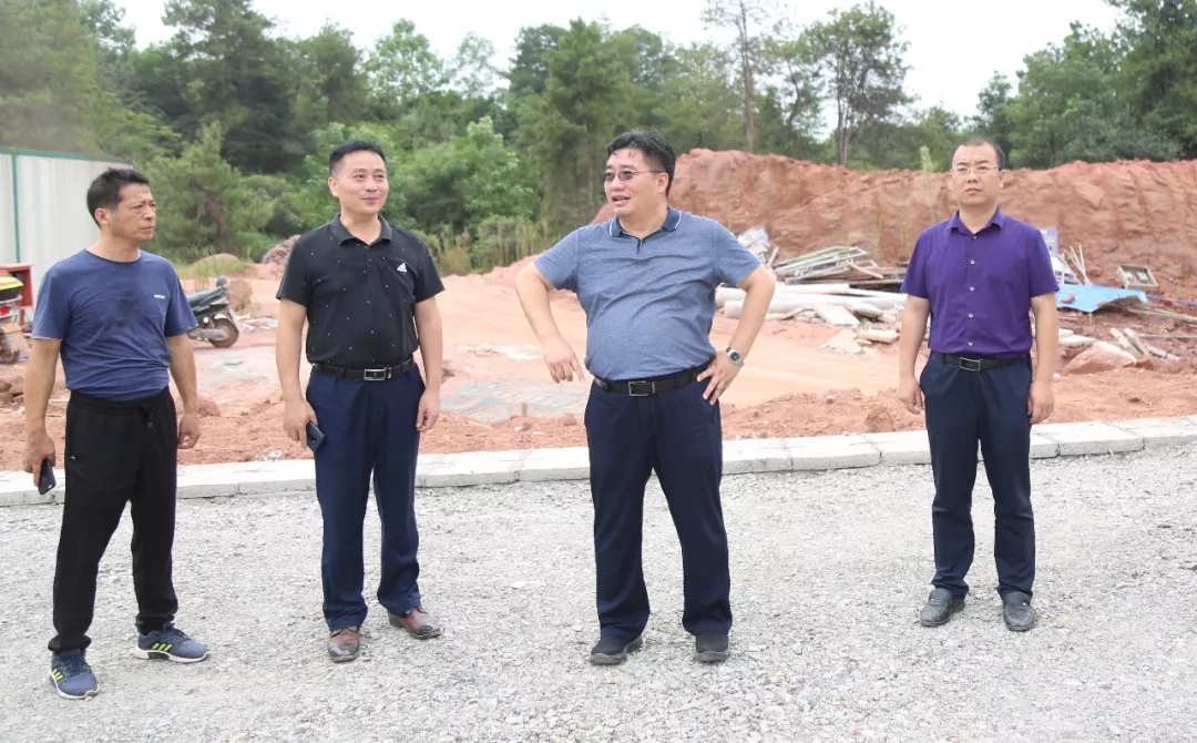 8月29日,县委书记饶清华到横峰中学新校区调研新校区建设情况,县委