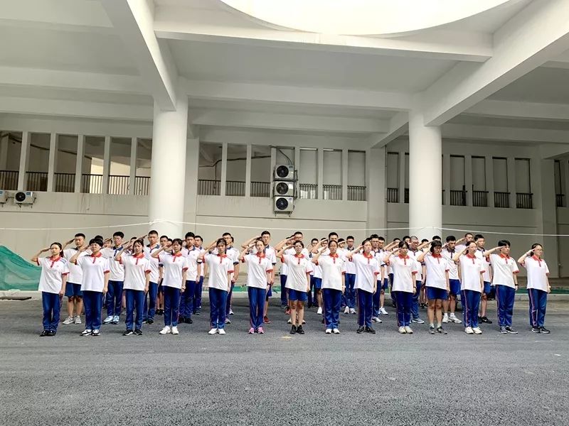 挥洒汗水磨练意志记厦门一中海沧校区高二年级军训活动