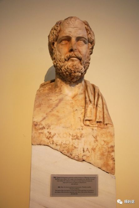 第一个阶段是哲学家-国王的理想阶段,国家由有智慧的哲人领导,按纯粹