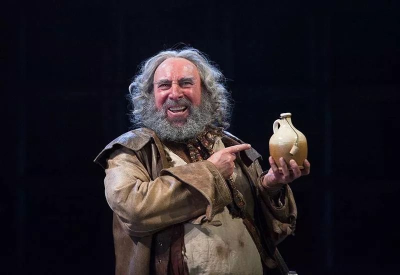 《亨利四世》里的福斯塔夫,托尔斯泰《安娜·卡列尼娜》里的卡列宁,陀