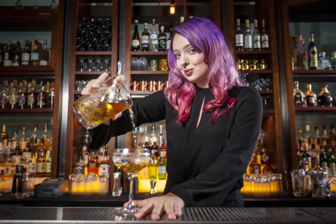 一个头发色彩斑斓的女调酒师要用真本事立足行业赢得尊重专访静香1515
