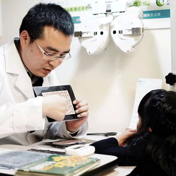 - 视疲劳与近视发展预测:远视储备动态评估;- 眼部检查:眼运动,眼位