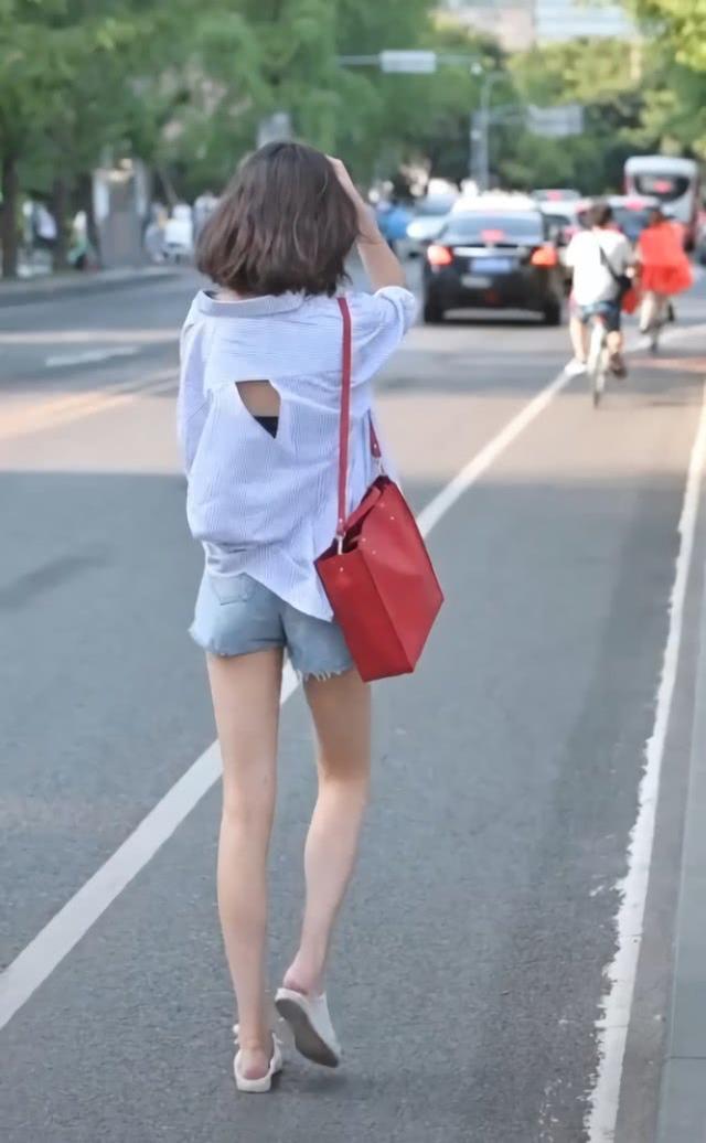 "掰掰腿"莫名火了,抬腿瞬间是直男最爱,一转身连女孩都看呆_女生