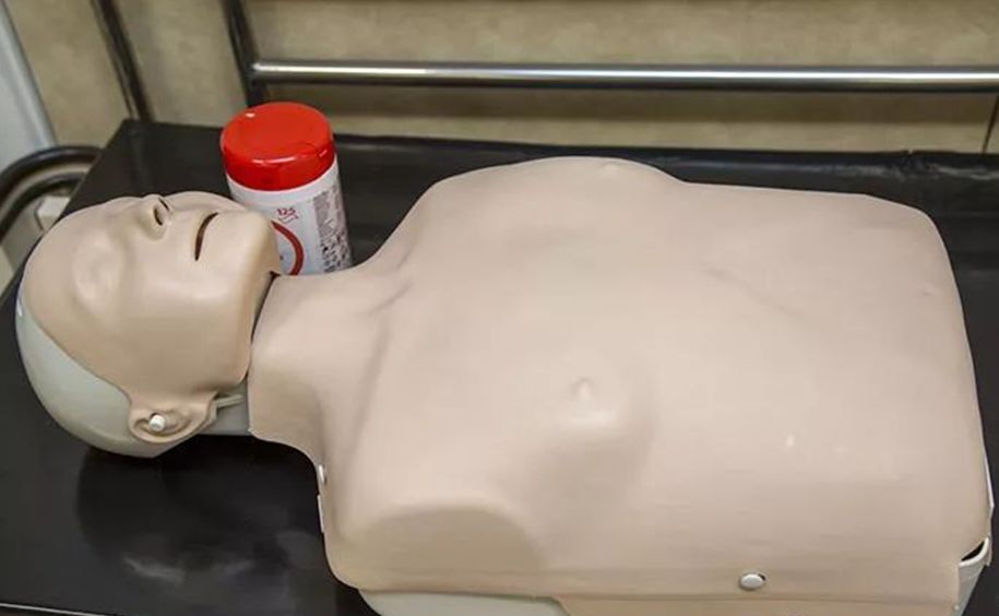 图:复苏安妮是心肺复苏术训练时使用的人体模型.