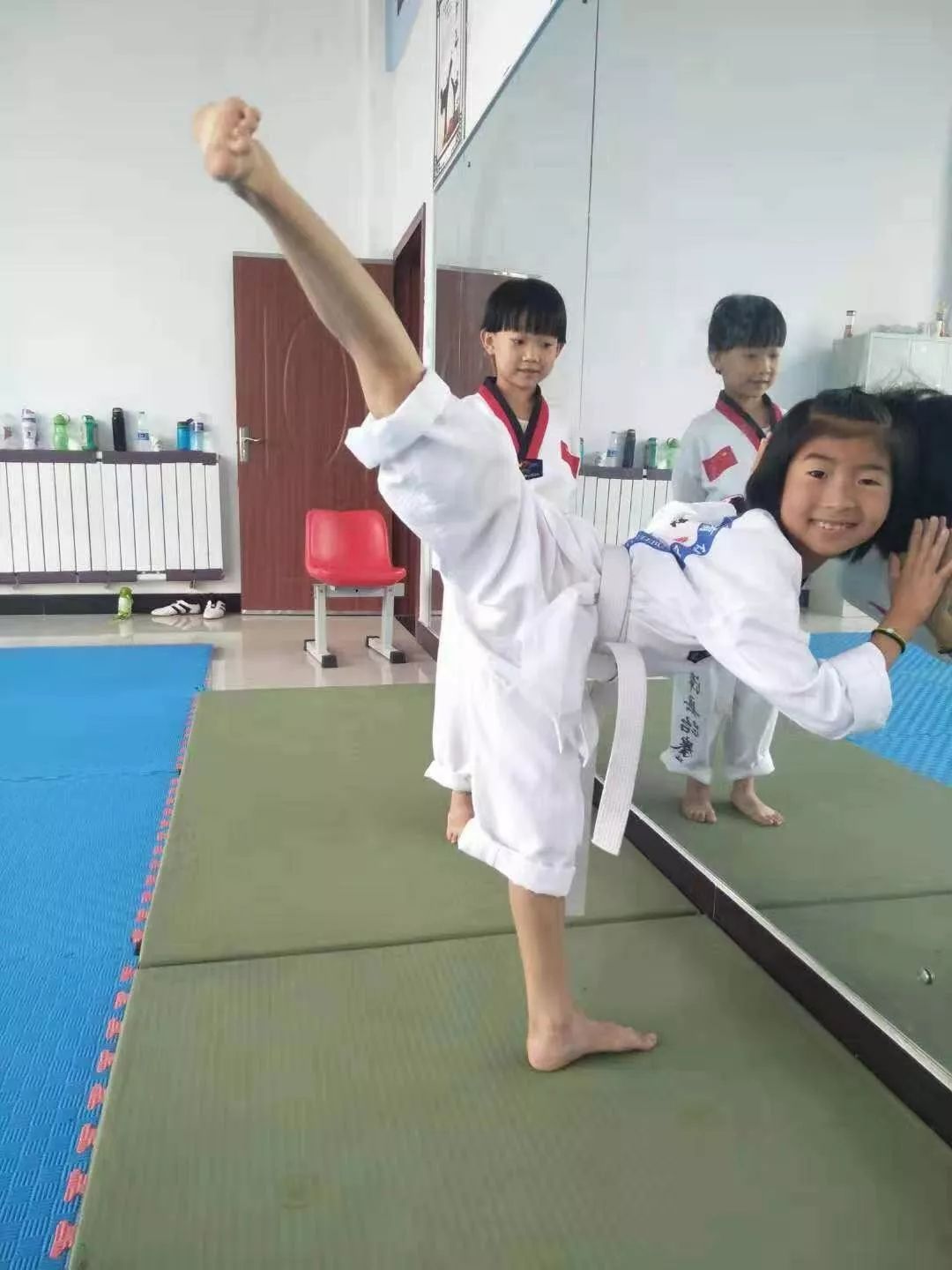 11小女孩光脚练跆拳道图片