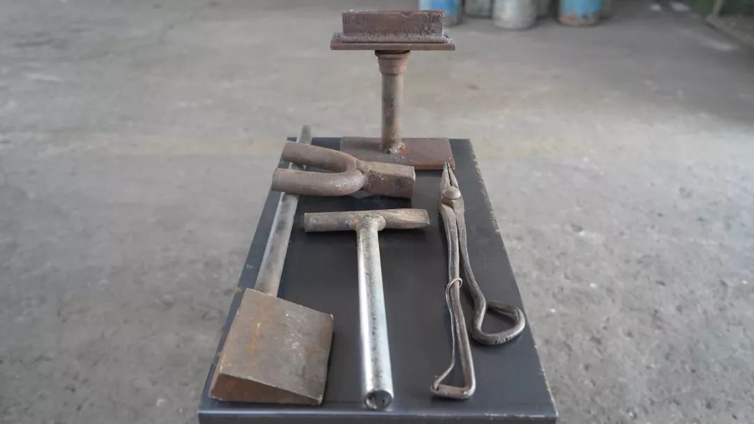 扳动道岔的动作更诠释了铁路人打造"智能铁路"的美好愿景,以及在科学