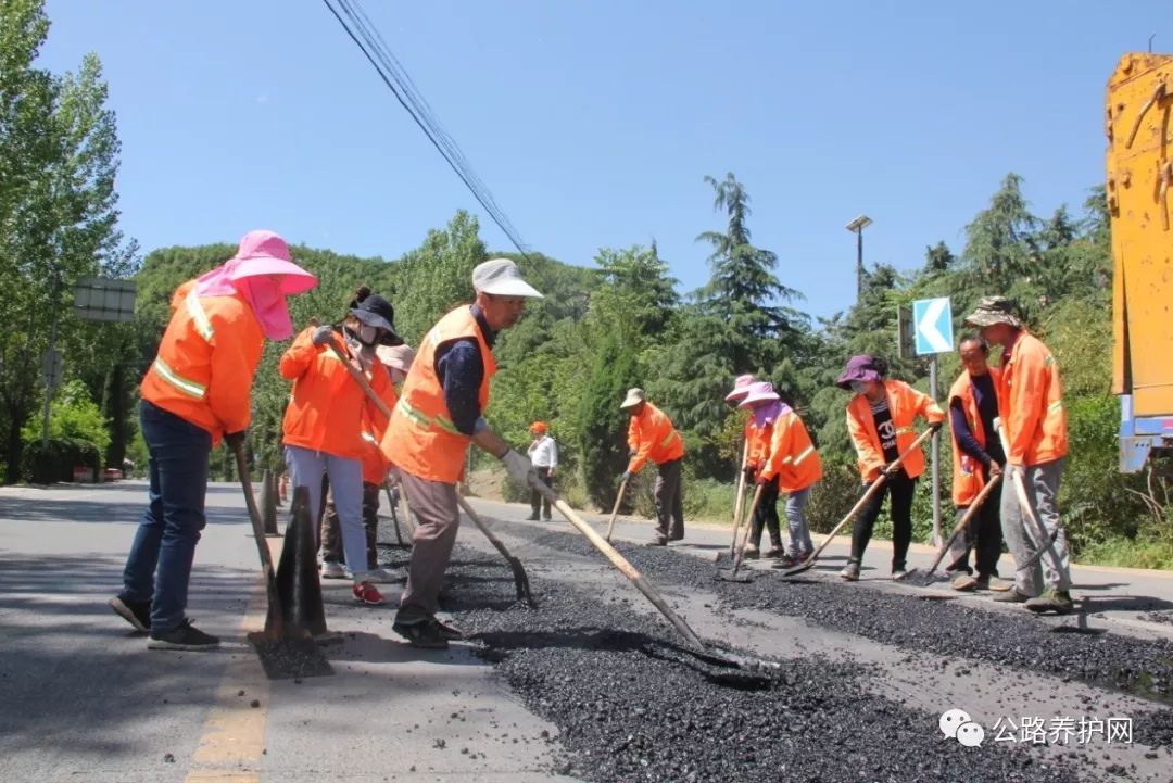 公路养护网爱护公路从我做起之敬养路工人