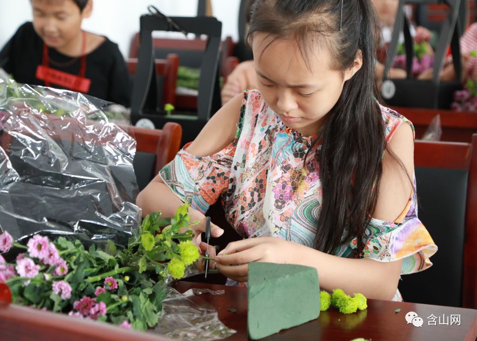 走进昭关潭泉村儿童之家做小小花艺师