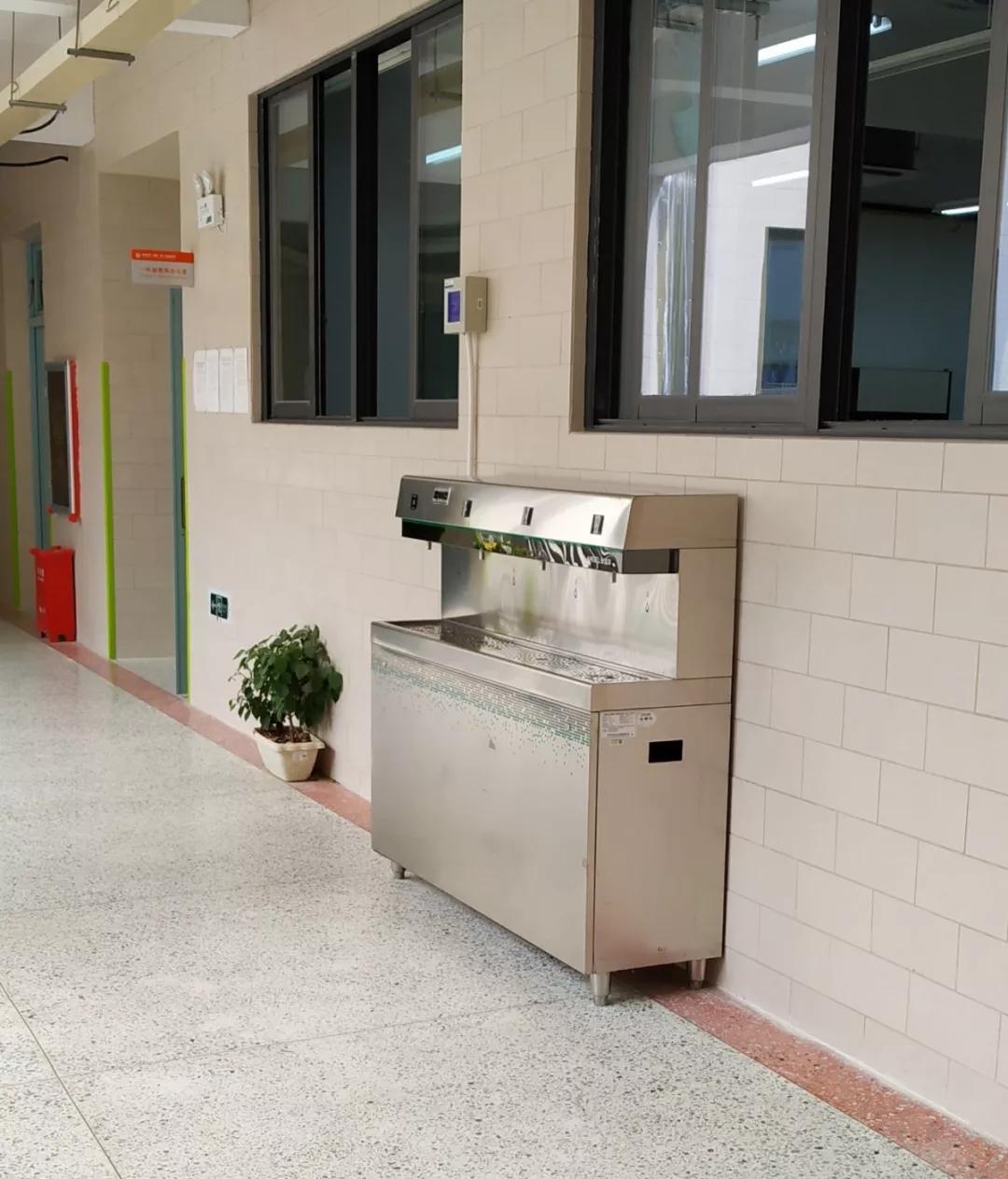 开学后,学生们的饮水健康如何保障_安吉尔